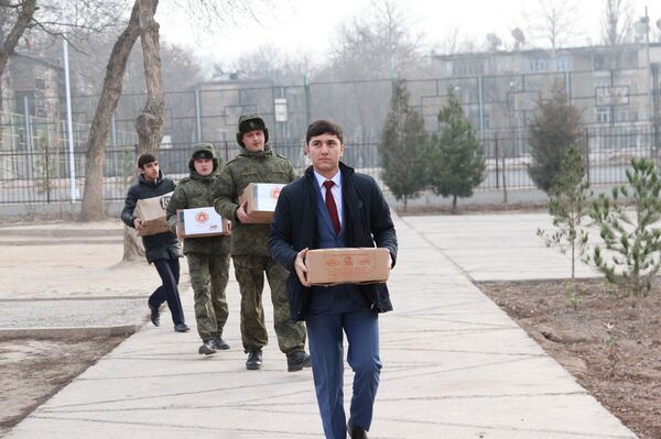 Военнослужащие 201-й РВБ передали учебную и художественную литературу в школу №37 Военнослужащие 201-й РВБ передали учебную и художественную литературу в школу №37 - Sputnik Таджикистан