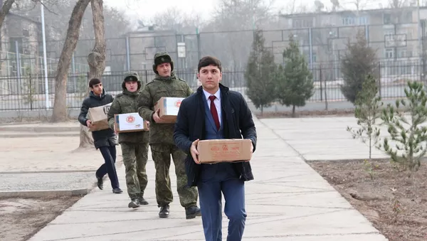 Военнослужащие 201-й РВБ передали учебную и художественную литературу в школу №37 - Sputnik Тоҷикистон