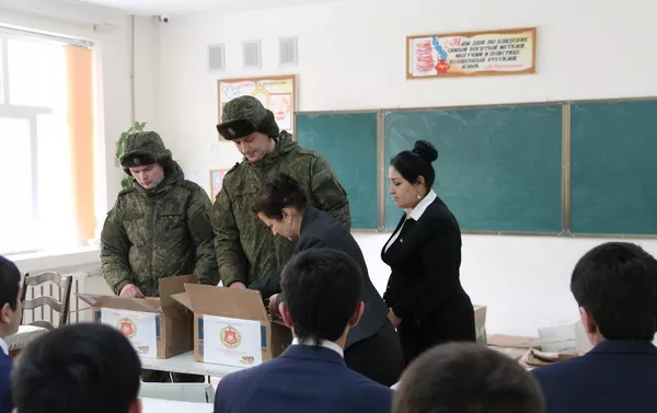 Военнослужащие 201-й РВБ передали учебную и художественную литературу в школу №37 Военнослужащие 201-й РВБ передали учебную и художественную литературу в школу №37 - Sputnik Тоҷикистон