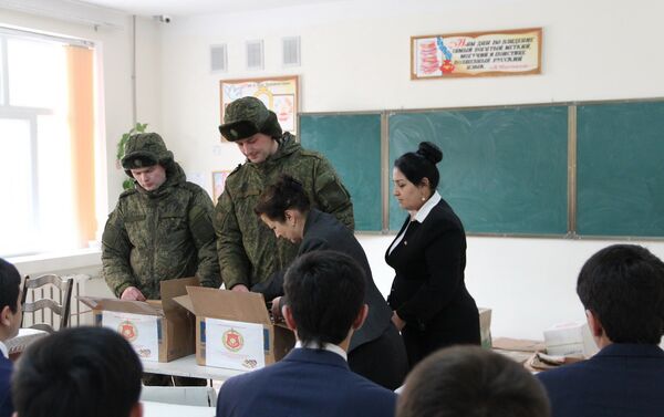 Военнослужащие 201-й РВБ передали учебную и художественную литературу в школу №37 - Sputnik Тоҷикистон