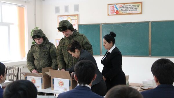 Военнослужащие 201ВБ передали учебную и художественную литературу в школу №37 - Sputnik Таджикистан