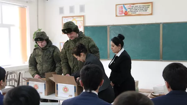 Военнослужащие 201-й РВБ передали учебную и художественную литературу в школу №37