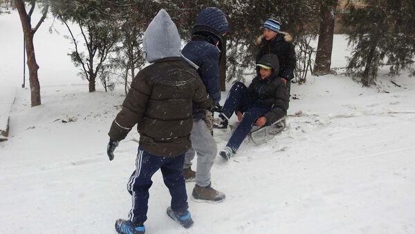 Дети катаются на санках, архивное фото - Sputnik Таджикистан