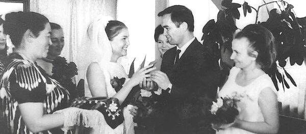 Свадебное фото Татьяны Каримовой и Ислама Каримова, архивное фото - Sputnik Тоҷикистон