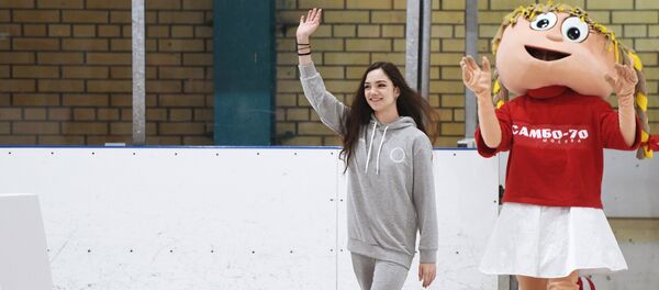 Проводы фигуристок Е. Медведевой и А. Загитовой на Олимпиаду в Пхенчхан - Sputnik Таджикистан