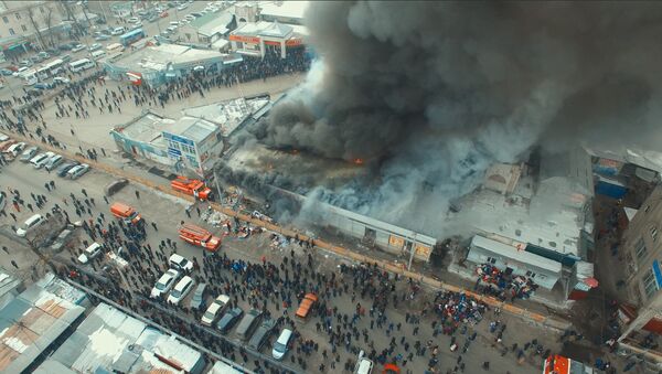 Видео пожара на Ошском рынке с дрона — как спасали товары - Sputnik Тоҷикистон