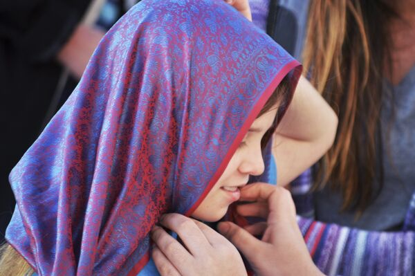 Девочка примеряет хиджаб, архивное фото - Sputnik Таджикистан