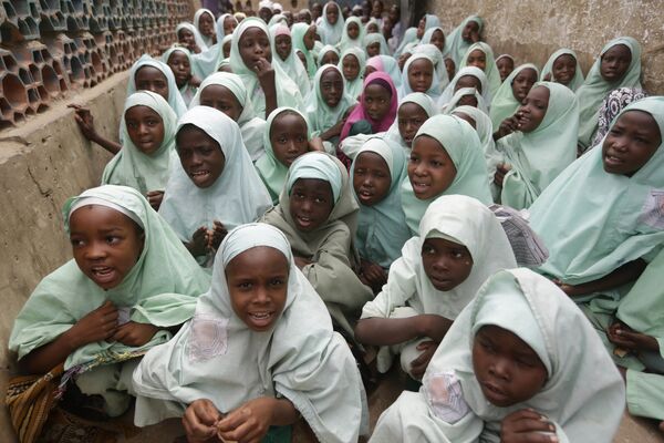 Мусульманские девушки из Нигерии в хиджабах идут на лекцию в школе, архивное фото - Sputnik Таджикистан