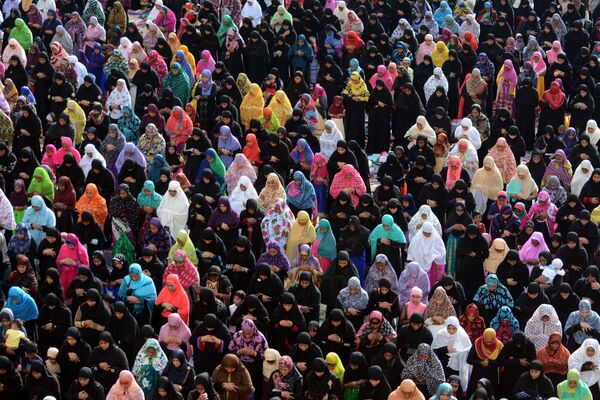 Индийские девушки мусульманки на молитве перед праздником ИД аль-Адха, архивное фото - Sputnik Таджикистан