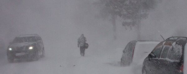 Метель на автомобильной дороге, архивное фото Метель на автомобильной дороге, архивное фото - Sputnik Таджикистан