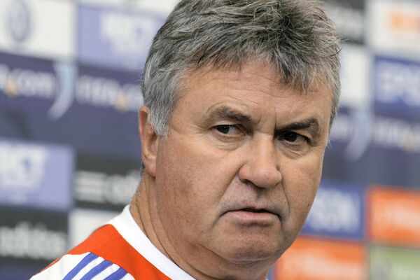 Гус Хиддинк в 2006 году вывел сборную Австралии в 1/8 финала чемпионата мира, а сборную России привел к бронзе ЧЕ-2008. Гус Хиддинк в 2006 году вывел сборную Австралии в 1/8 финала чемпионата мира, а сборную России привел к бронзе ЧЕ-2008. - Sputnik Таджикистан