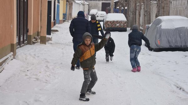 Дети играют на улице зимой, архивное фото - Sputnik Таджикистан