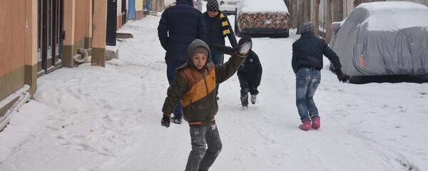 Дети играют на улице зимой, архивное фото - Sputnik Тоҷикистон