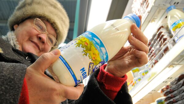 Продажа молока в магазине - Sputnik Таджикистан