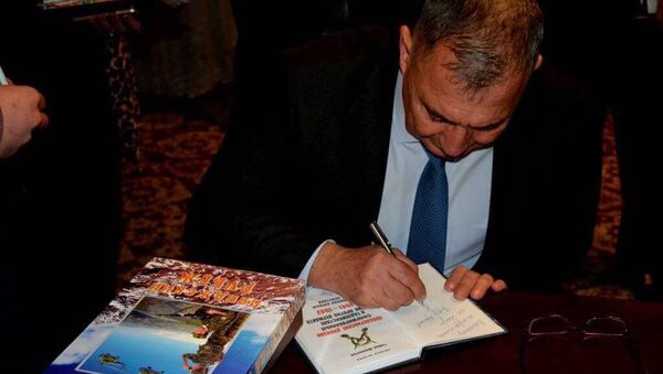 Гафур Шерматов презентовал свою книгу в Душанбе - Sputnik Таджикистан