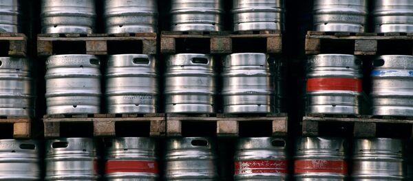 Металлические бочки с пивом, архивное фото Металлические бочки с пивом, архивное фото - Sputnik Таджикистан