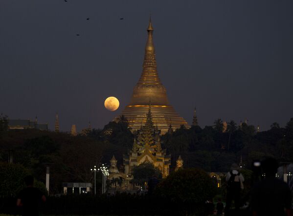 Полная луна над Пагодой Шведагона в Янгоне, Мьянма - Sputnik Таджикистан