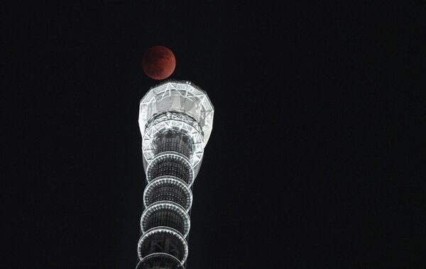 Полная луна на фоне башни Sky Tree в Токио, Япония - Sputnik Таджикистан