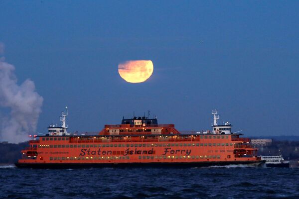 Полная луна позади парома Статен-Айленд Ферри, США - Sputnik Таджикистан