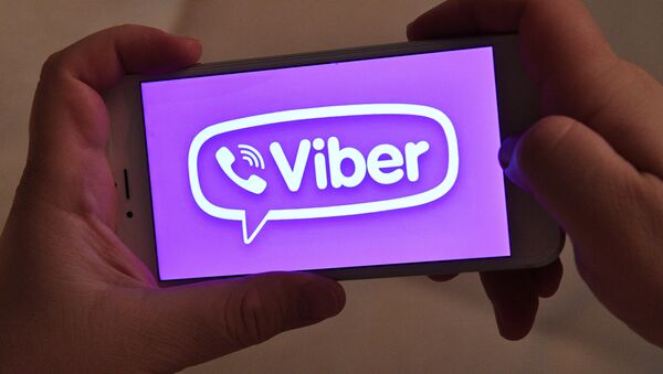 Логотип мессенджера Viber на экране смартфона, архивное фото - Sputnik Таджикистан