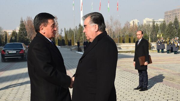 Президент Кыргызстана Сооронбай Жээнбеков и президент Таджикистана Эмомали Рахмон - Sputnik Тоҷикистон