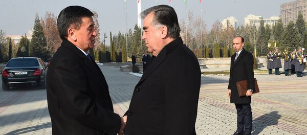 Президент Кыргызстана Сооронбай Жээнбеков и президент Таджикистана Эмомали Рахмон - Sputnik Тоҷикистон