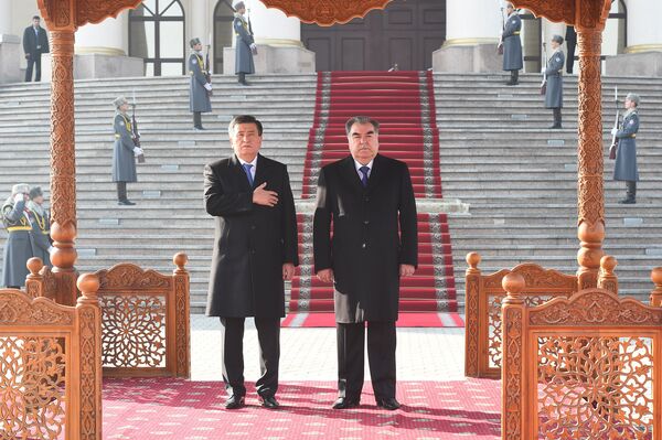 Президент Кыргызстана Сооронбай Жээнбеков и президент Таджикистана Эмомали Рахмон - Sputnik Таджикистан