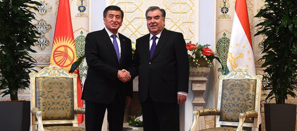 Президент Кыргызстана Сооронбай Жээнбеков и президент Таджикистана Эмомали Рахмон Президент Кыргызстана Сооронбай Жээнбеков и президент Таджикистана Эмомали Рахмон - Sputnik Таджикистан