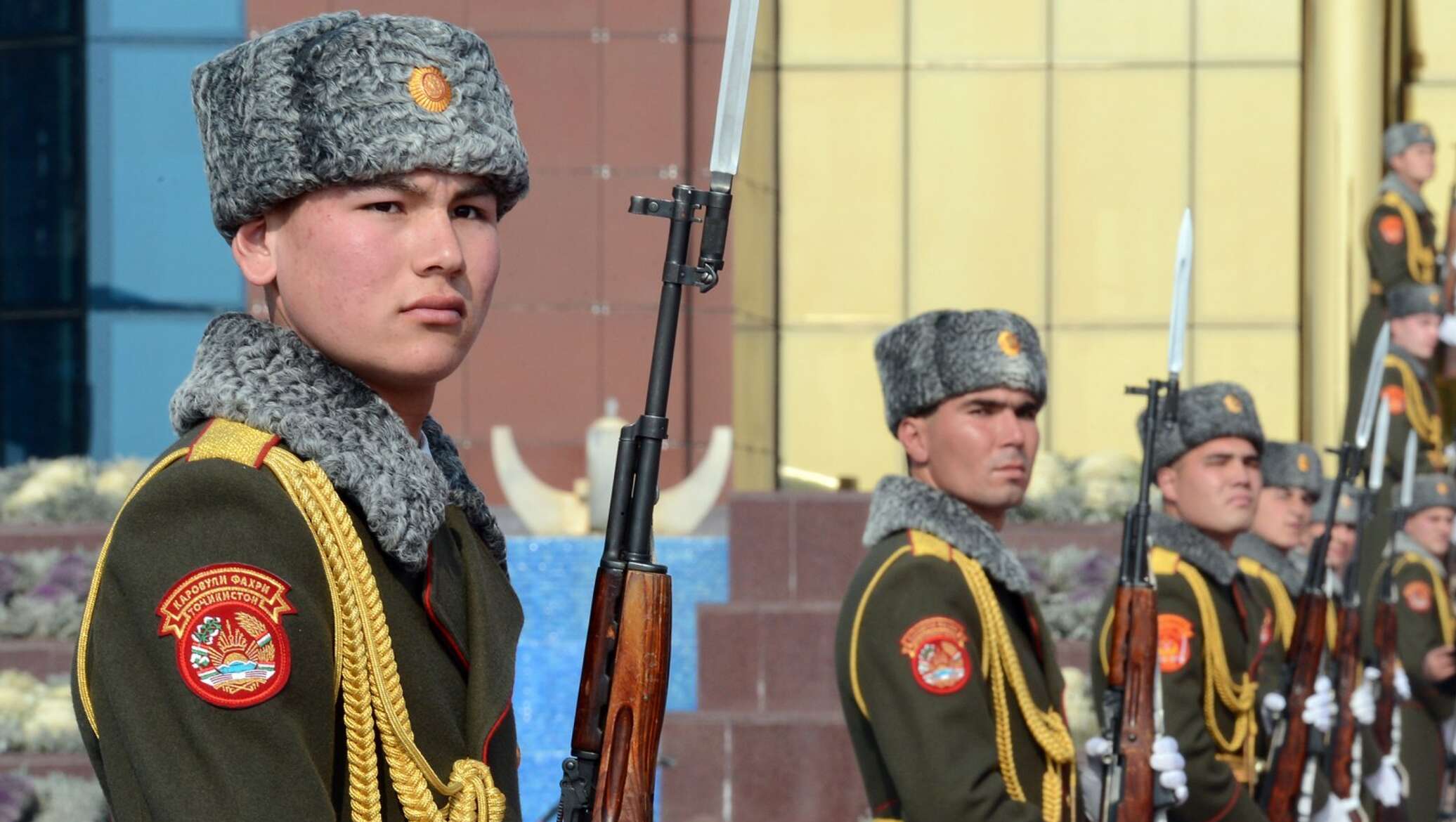 Празднуют ли 23 февраля на украине. Рота почетного караула Таджикистан. Почетный караул Узбекистана. Рота почетного караула на параде. Форма почетного караула Узбекистана.