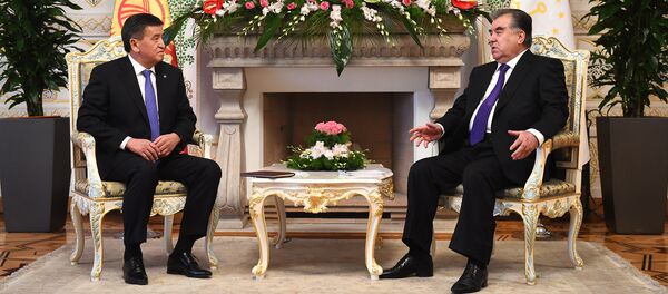 Президент Кыргызстана Сооронбай Жээнбеков и президент Таджикистана Эмомали Рахмон - Sputnik Тоҷикистон