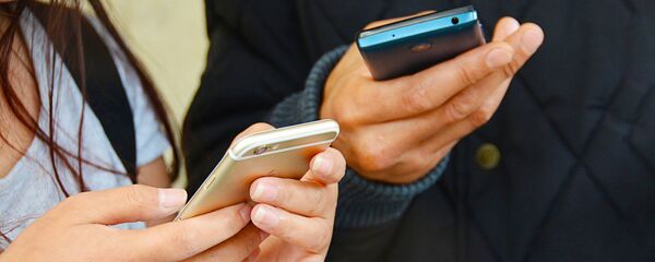 Руки с мобильными телефонами, архивное фото - Sputnik Таджикистан