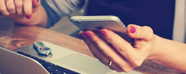 Женские руки с гаджетами Женские руки с гаджетами - Sputnik Тоҷикистон