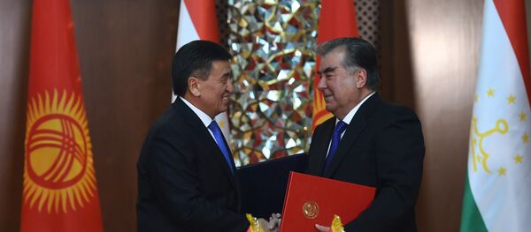 Президент Таджикистана Эмомали Рахмон (справа) и президент Кыргызстана Сооронбай Жээнбеков - Sputnik Таджикистан