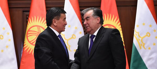 Президент Таджикистана Эмомали Рахмон (справа) и президент Кыргызстана Сооронбай Жээнбеков - Sputnik Таджикистан