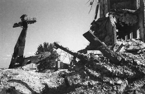 Один из сбитых гитлеровских самолётов на развалинах города. - Sputnik Таджикистан