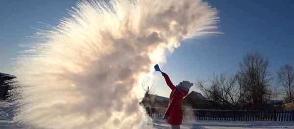 Как снять видео с эффектом испаряющегося кипятка на морозе - Sputnik Таджикистан