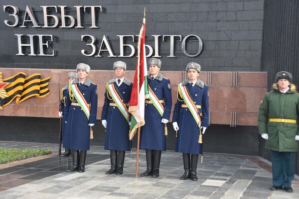 Митинг к 75-летию победы в Сталинградской битве в Душанбе - Sputnik Таджикистан