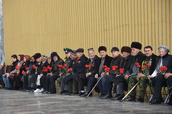 Ветераны Таджикистана на митинге к 75-летию победы в Сталинградской битве в Душанбе - Sputnik Таджикистан