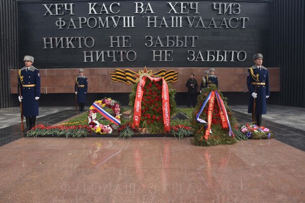 Возложение венков на митинге к 75-летию победы в Сталинградской битве в Душанбе - Sputnik Таджикистан