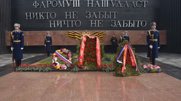 Возложение венков на митинге к 75-летию победы в Сталинградской битве в Душанбе - Sputnik Таджикистан