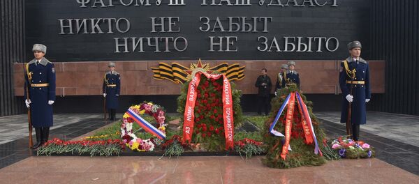 Возложение венков на митинге к 75-летию победы в Сталинградской битве в Душанбе - Sputnik Таджикистан