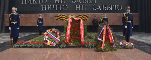 Возложение венков на митинге к 75-летию победы в Сталинградской битве в Душанбе - Sputnik Таджикистан