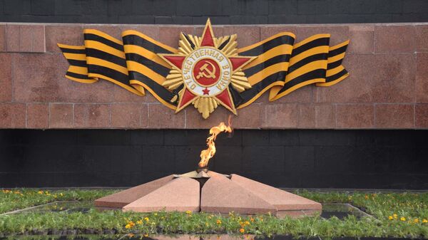 Вечный огонь в Парке Победы в Душанбе, архивное фото - Sputnik Таджикистан