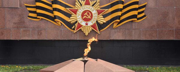 Вечный огонь в Парке Победы в Душанбе, архивное фото - Sputnik Таджикистан