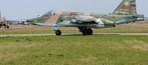 Самолеты Су-25СМ на территории авиабазы Самолеты Су-25СМ на территории авиабазы - Sputnik Таджикистан