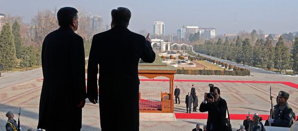 Президент Кыргызстана Сооронбай Жээнбеков и президент Таджикистана Эмомали Рахмон - Sputnik Тоҷикистон