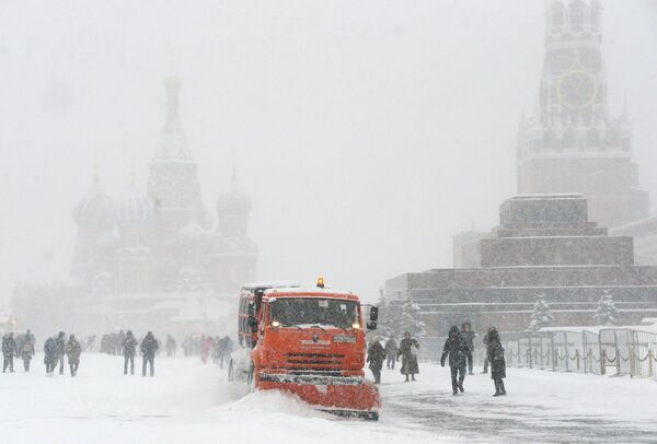 Уборка снега на Красной площади в Москве, архивное фото - Sputnik Таджикистан