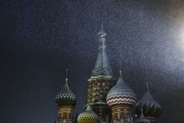 Покровский собор в Москве во время снегопада, архивное фото - Sputnik Таджикистан