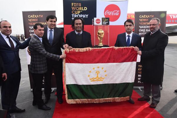 Рустам Эмомали демонстрирует кубок чемпионата мира по футболу в Таджикистане - Sputnik Таджикистан