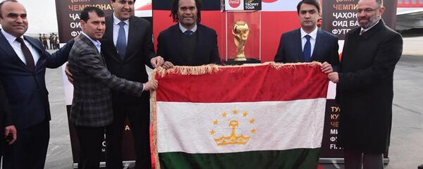 Рустам Эмомали демонстрирует кубок чемпионата мира по футболу в Таджикистане - Sputnik Таджикистан